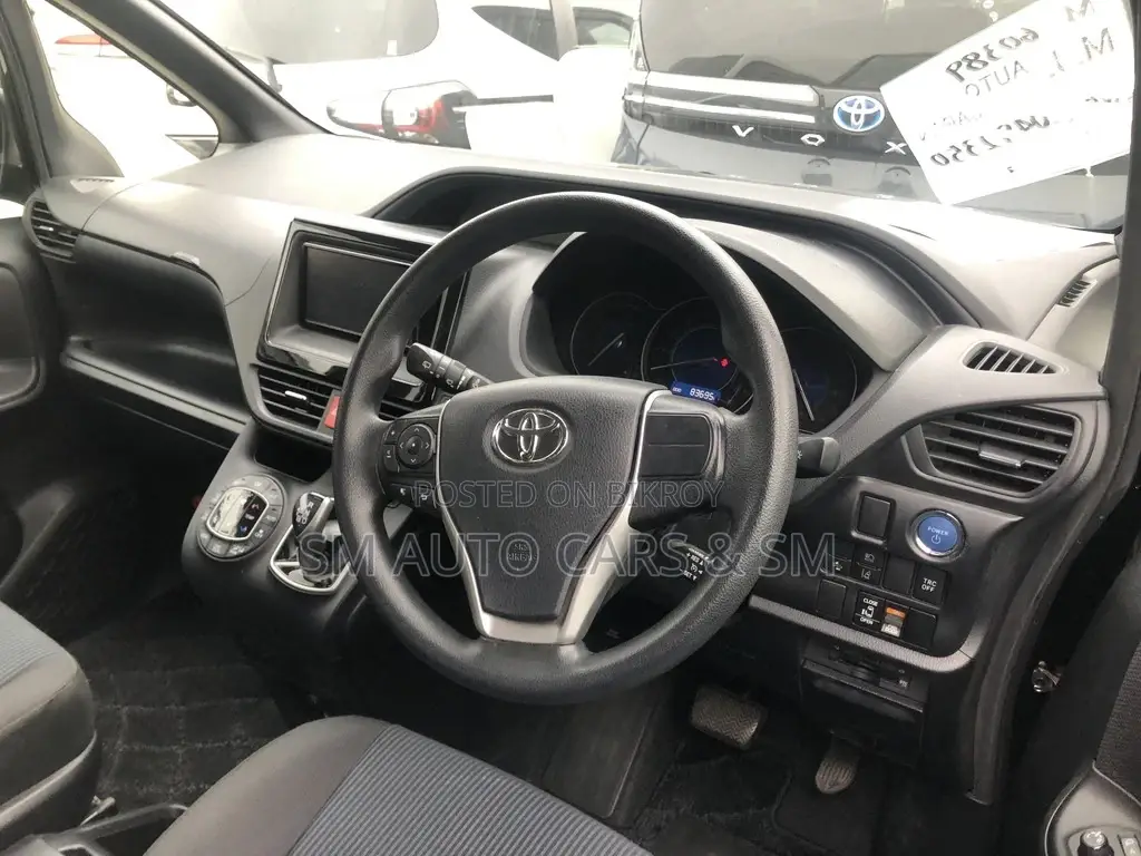 Toyota Noah X Black 4 Point 2021