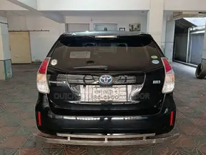 Toyota Prius Alpha 2016