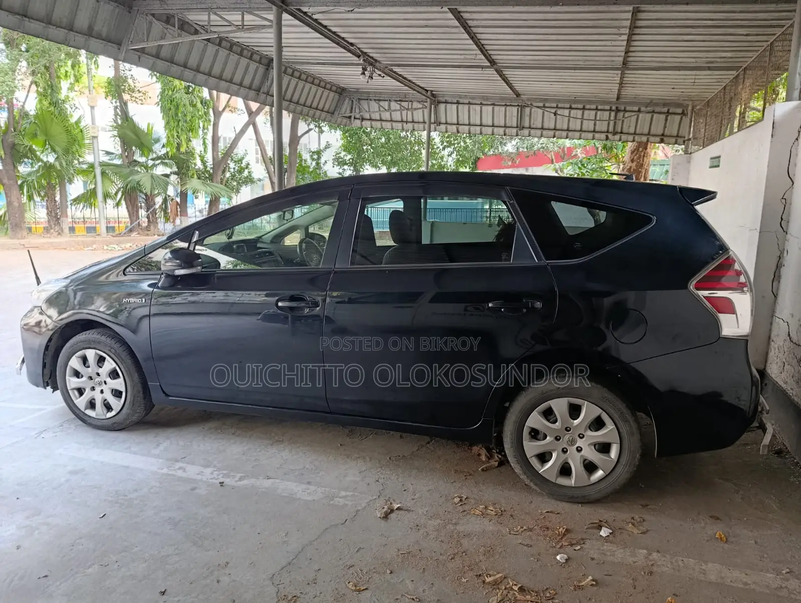 Toyota Prius Alpha 2016