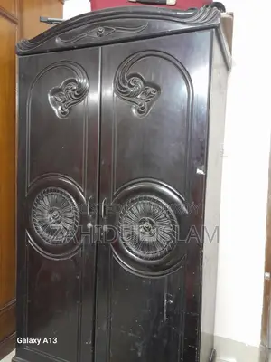 অক কাঠের আকর্ষনীয় আলমারী