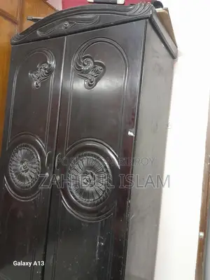 অক কাঠের আকর্ষনীয় আলমারী