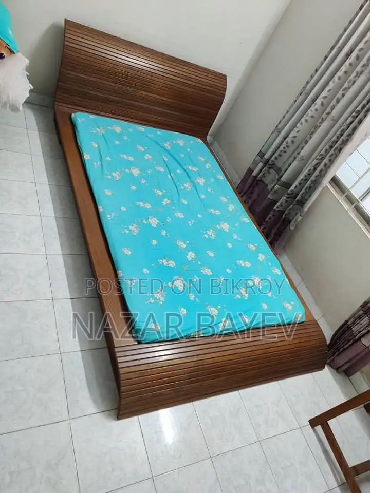 সেমি ডাবল বিছানা, ম্যাট্রেস সহ বিক্রি হবে।
