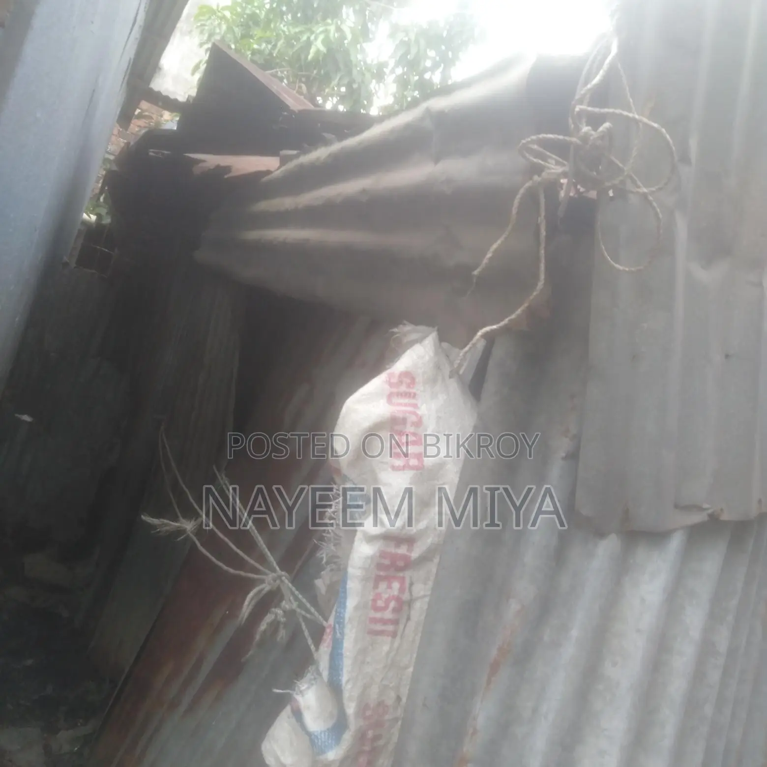 টিনশেট সাঁতারো বন্ধ টিনের ঘর