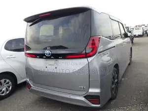 Toyota Noah SZ Silver 4 Point 2022
