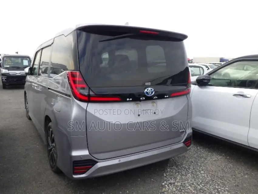 Toyota Noah SZ Silver 4 Point 2022