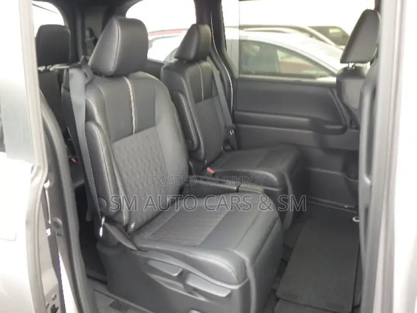 Toyota Noah SZ Silver 4 Point 2022