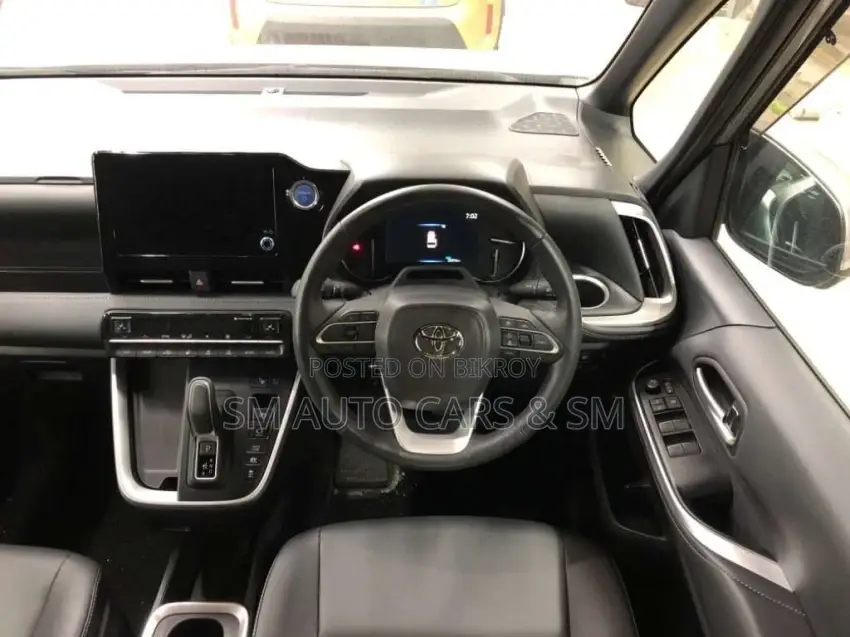 Toyota Noah SZ Silver 4 Point 2022