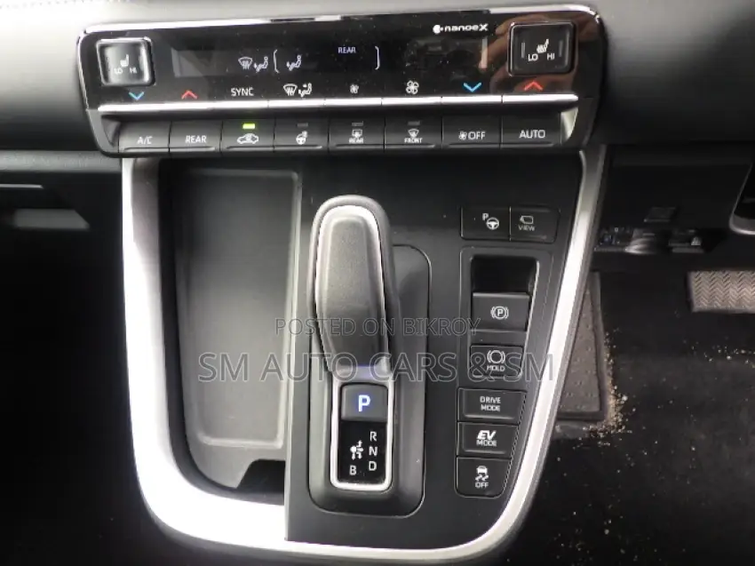 Toyota Noah SZ Silver 4 Point 2022