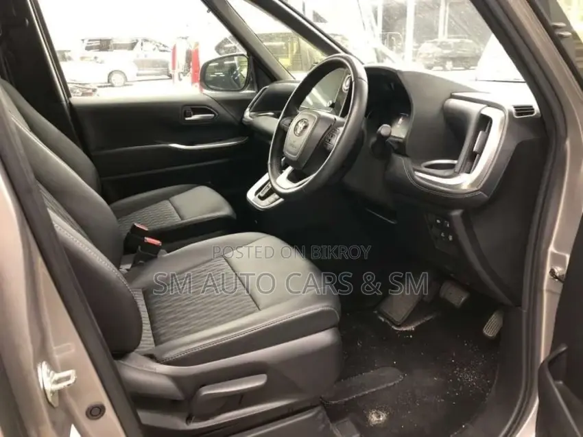 Toyota Noah SZ Silver 4 Point 2022