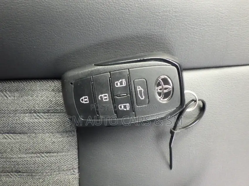 Toyota Noah SZ Silver 4 Point 2022