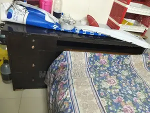 অফিস টেবিল