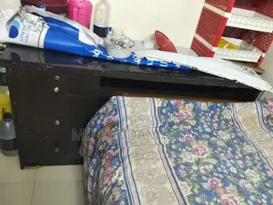 অফিস টেবিল