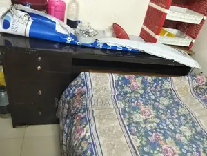 অফিস টেবিল