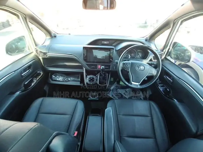 Toyota Esquire GI (SUN + MOON) ROOF 2021