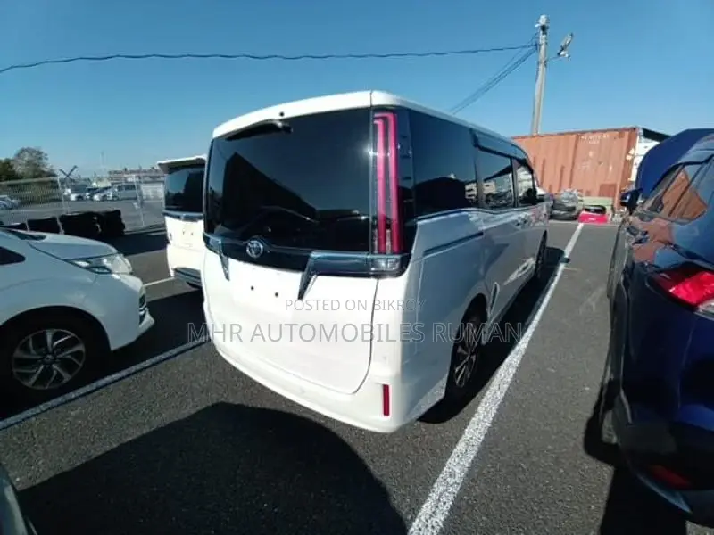 Toyota Esquire GI (SUN + MOON) ROOF 2021