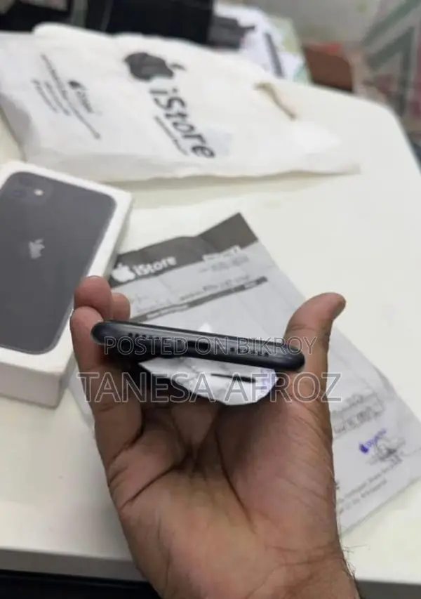 Apple iPhone 11 128GB Waterproof 83% Battery Health with Box (Used)