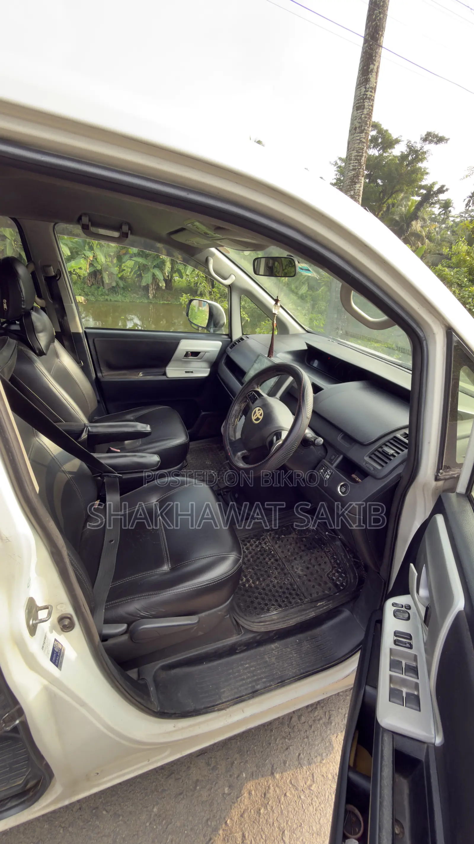 Toyota Noah 2.0 143hp AWD (7 Seater) 2010 Pearl