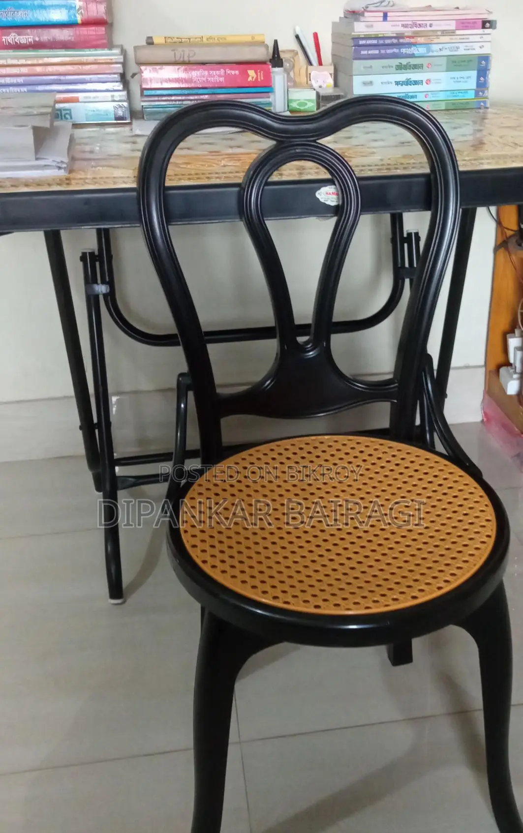 টেবিল আর চেয়ারটি বিক্রি হবে