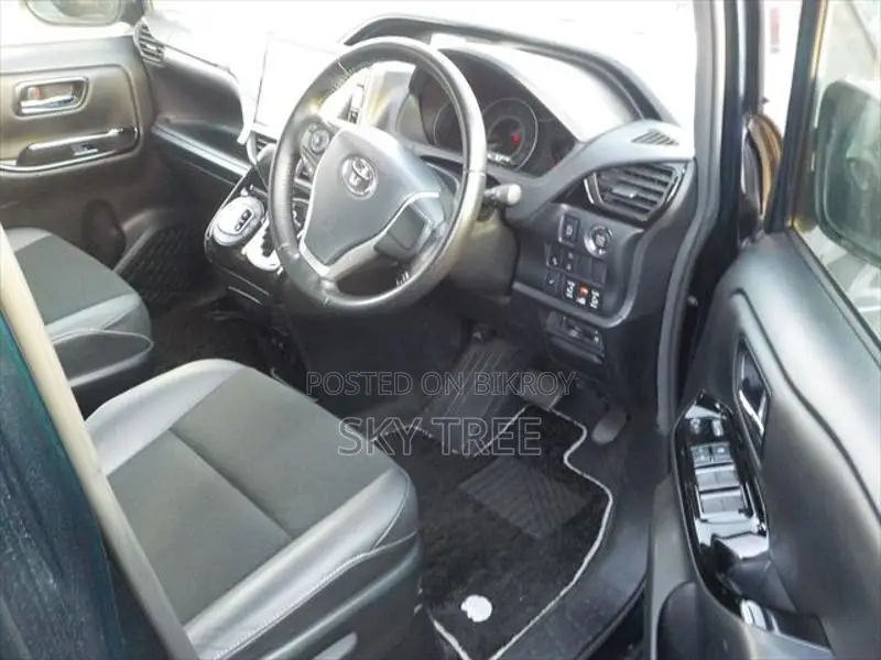 Toyota Noah WxB 2018