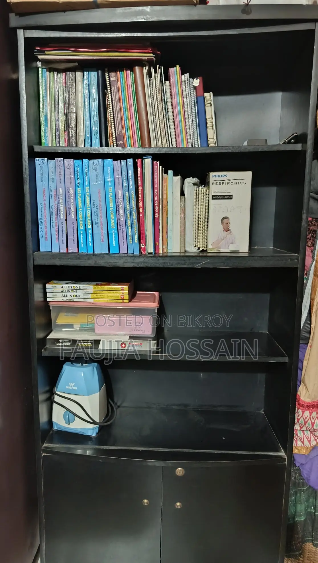 একটি শো কেস, বুক শেল্ফ এবং মাল্টিপারপাস কেবিনেট বিক্রি হবে।