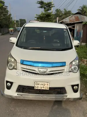 Toyota Noah 2.0 143hp AWD (7 Seater) 2010 Pearl