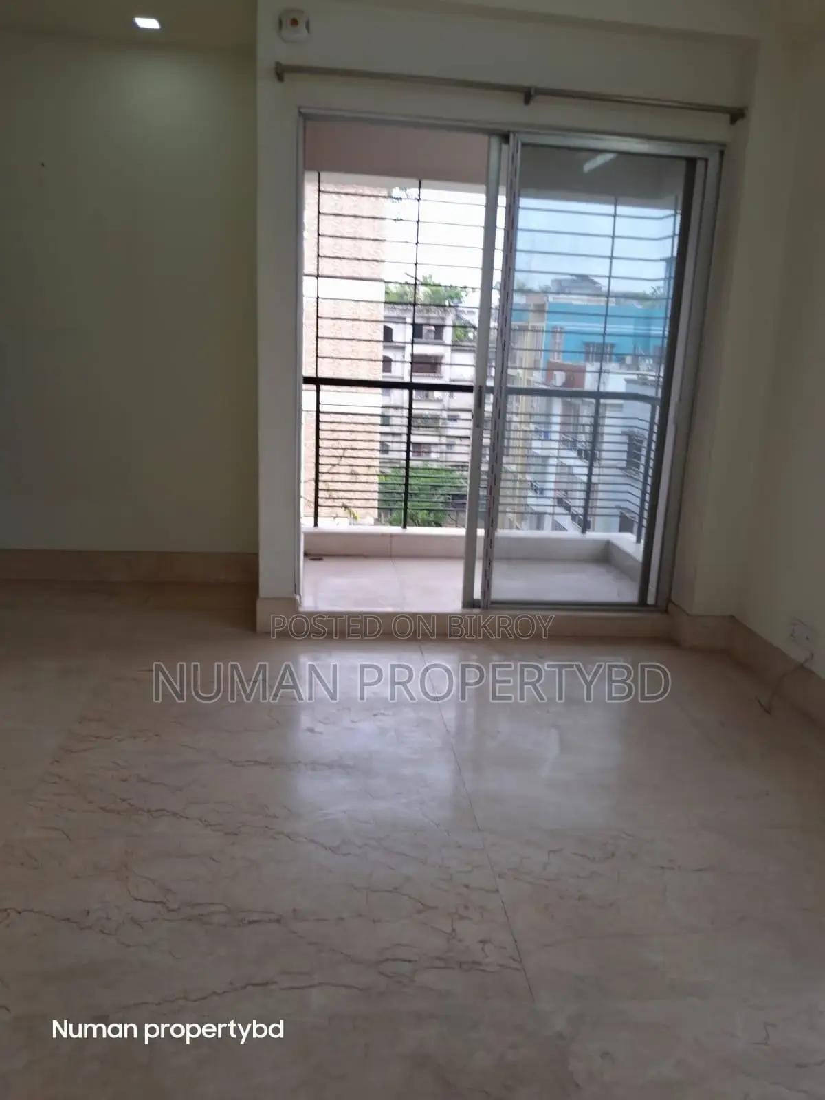 South-facing 3600sq Duplex 4-bedroom Luxurious semi-furnished flat for rent