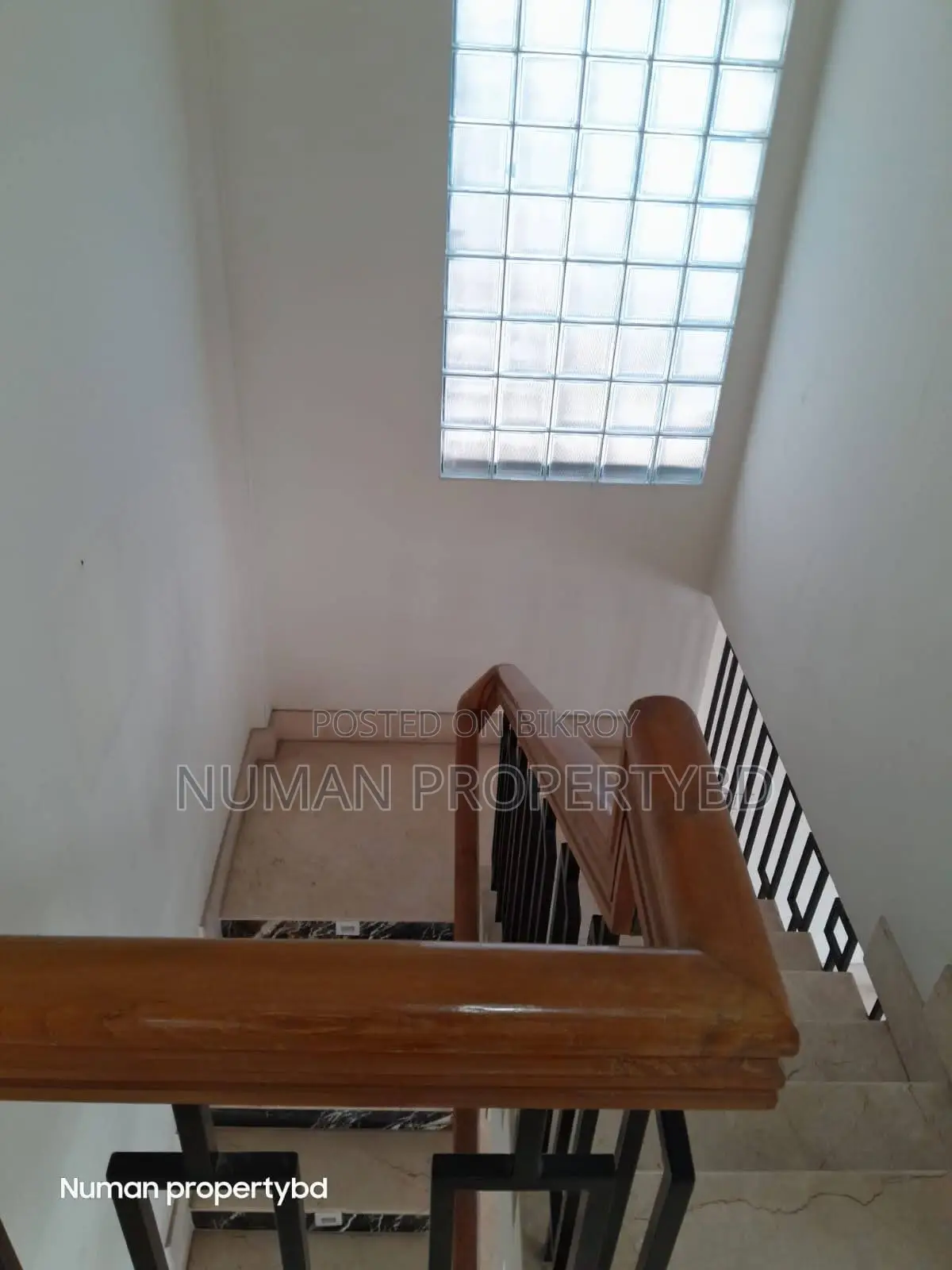 South-facing 3600sq Duplex 4-bedroom Luxurious semi-furnished flat for rent