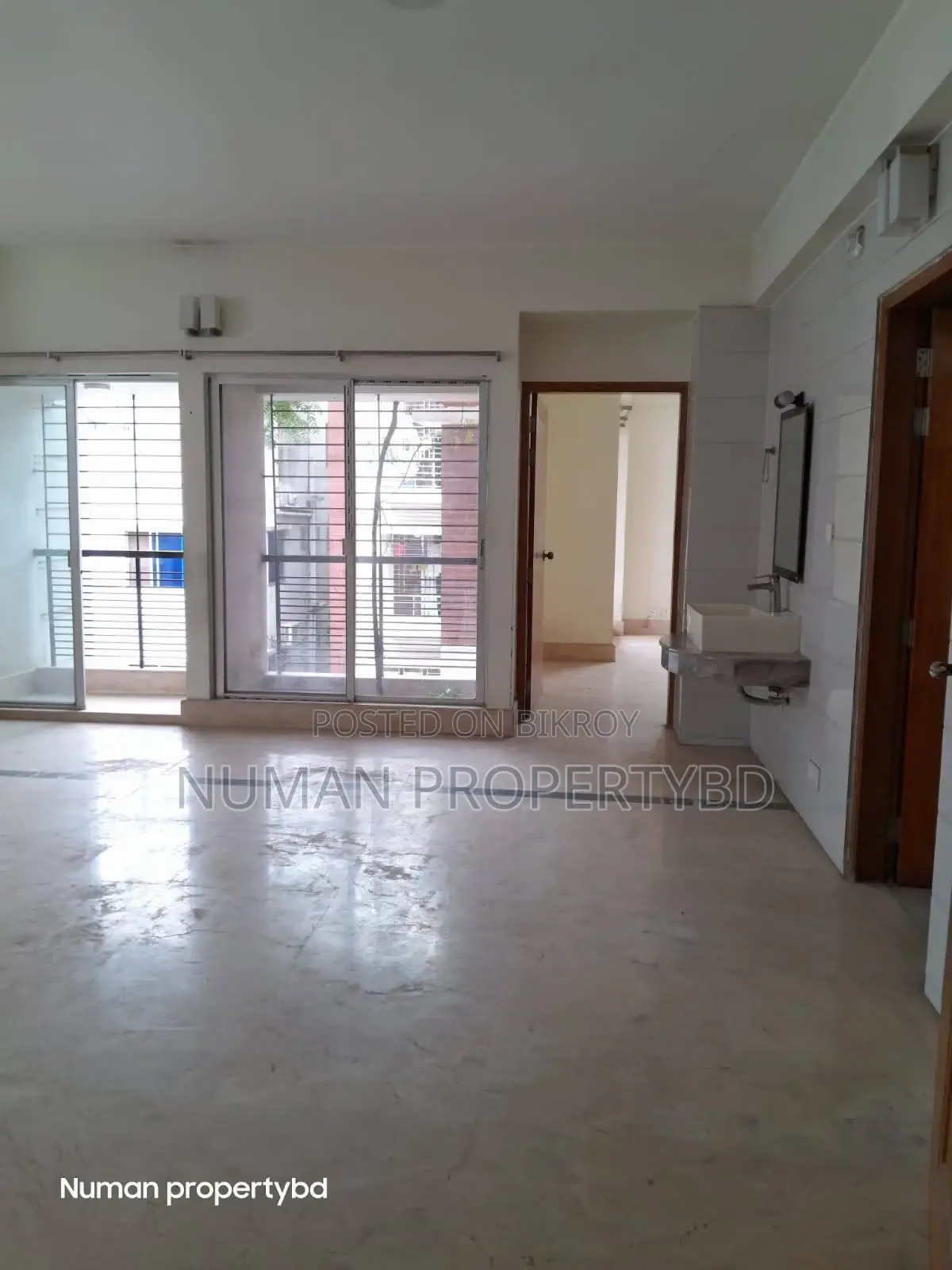 South-facing 3600sq Duplex 4-bedroom Luxurious semi-furnished flat for rent