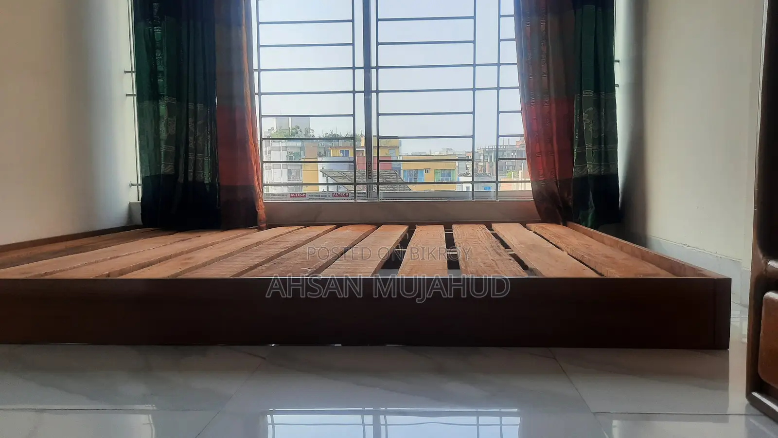 আকর্ষণীয় ফ্লোর বেড
