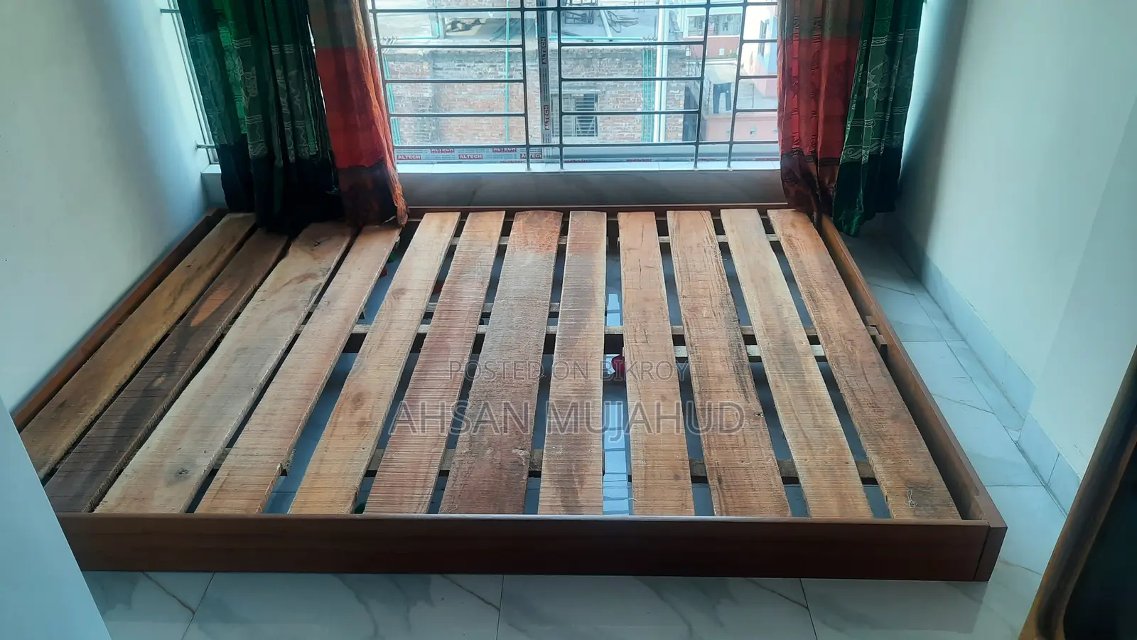 আকর্ষণীয় ফ্লোর বেড