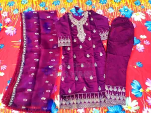 একটি নতুন ড্রেস বিক্রয় করা হনে