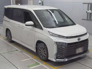 Toyota Noah hybrid 2022