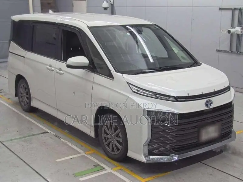 Toyota Noah hybrid 2022