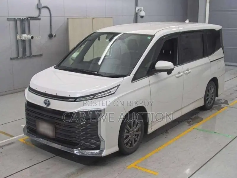Toyota Noah hybrid 2022