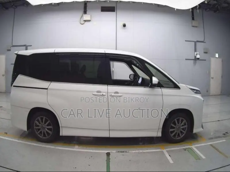 Toyota Noah hybrid 2022
