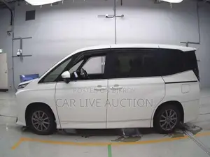 Toyota Noah hybrid 2022