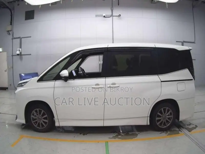 Toyota Noah hybrid 2022