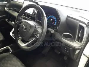 Toyota Noah hybrid 2022