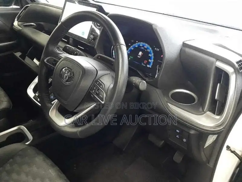 Toyota Noah hybrid 2022