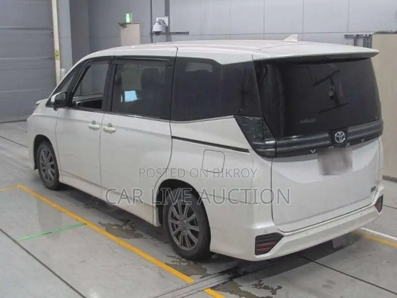 Toyota Noah hybrid 2022