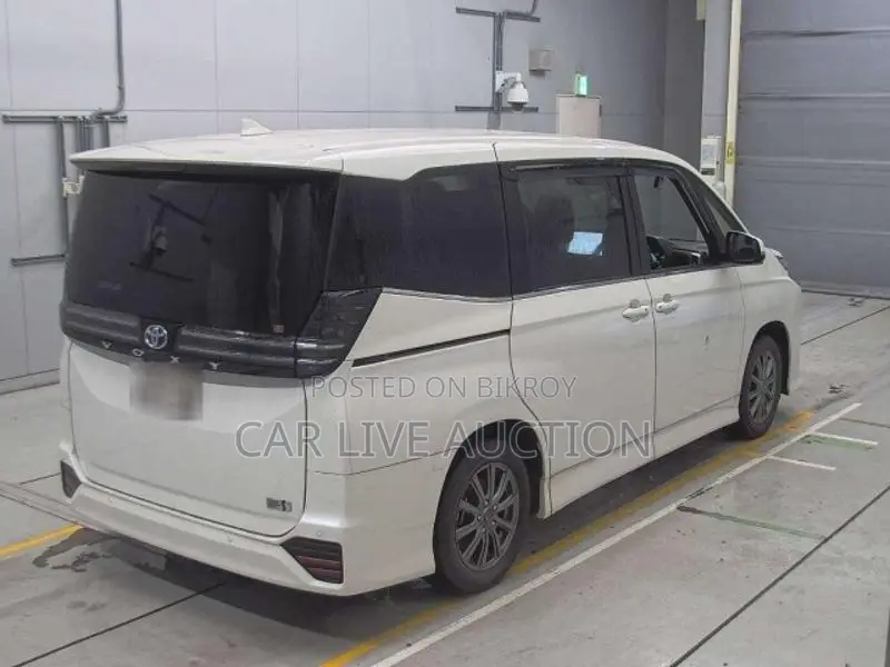 Toyota Noah hybrid 2022