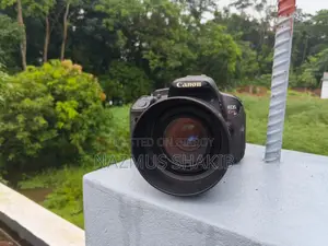 Canon Eos Kiss X7i With Lense