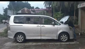 Toyota Noah X 2009
