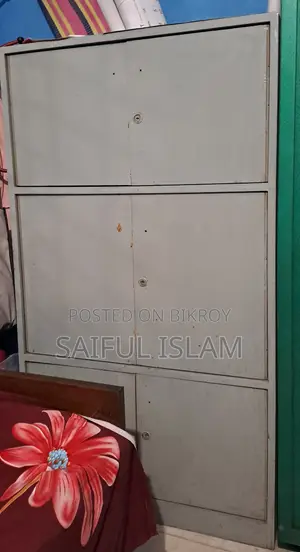 অটবির একটি বোর্ডের কেবিনেট।