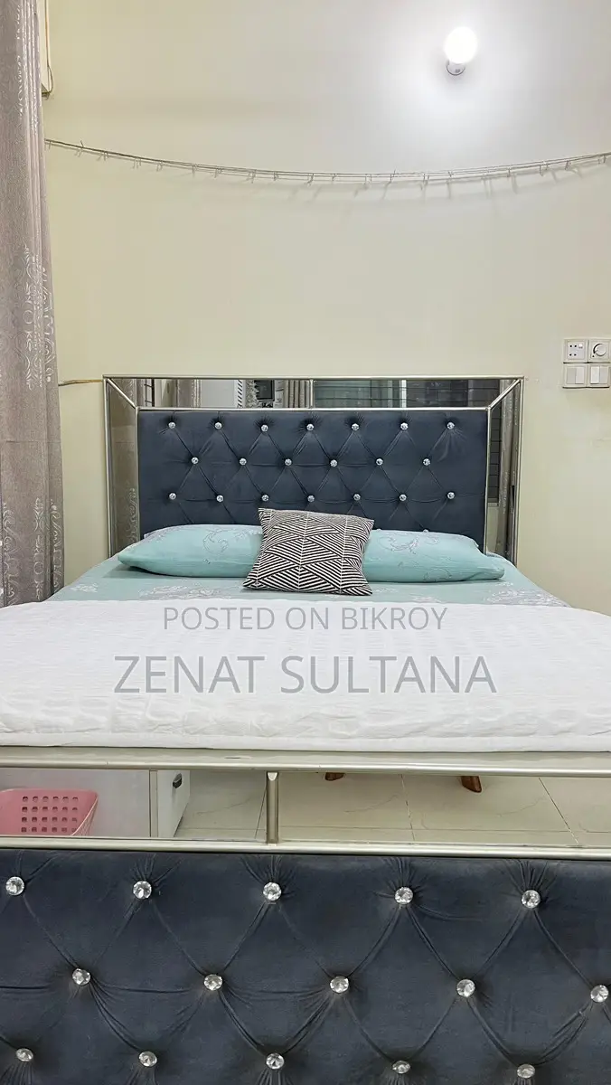 5/7 Feet Tufted Bed With Malaysian Processing Wood.