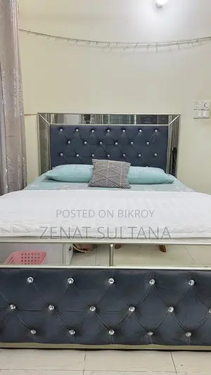 5/7 Feet Tufted Bed With Malaysian Processing Wood.
