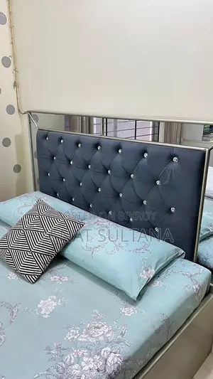 5/7 Feet Tufted Bed With Malaysian Processing Wood.