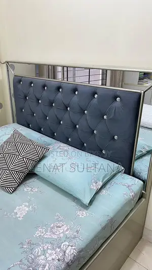 5/7 Feet Tufted Bed With Malaysian Processing Wood.