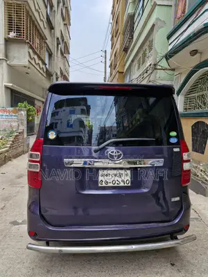 Toyota Noah . ২০১২