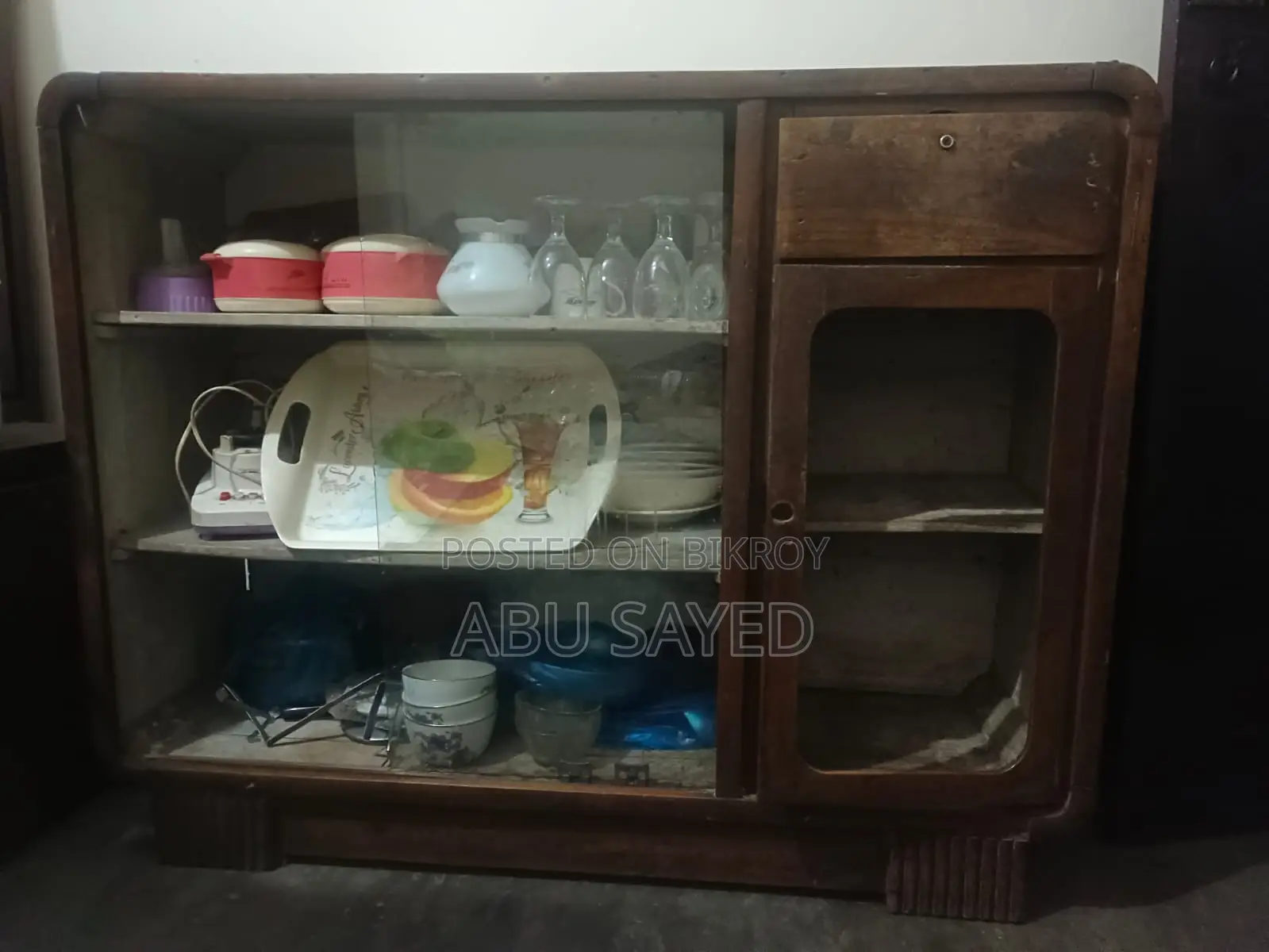 ব্যবহৃত শোকেস ও ড্রেসিং টেবিল বিক্রি করা হবে